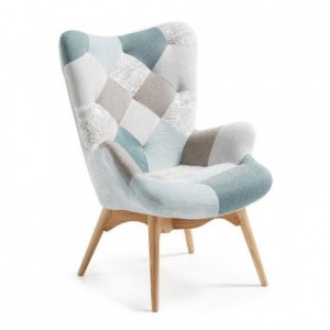 Butaca de estilo nórdico KODY tapizada en patchwork y pies de madera de haya